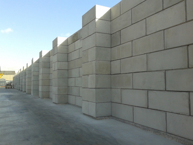 Muro de contención con pilares de refuerzo